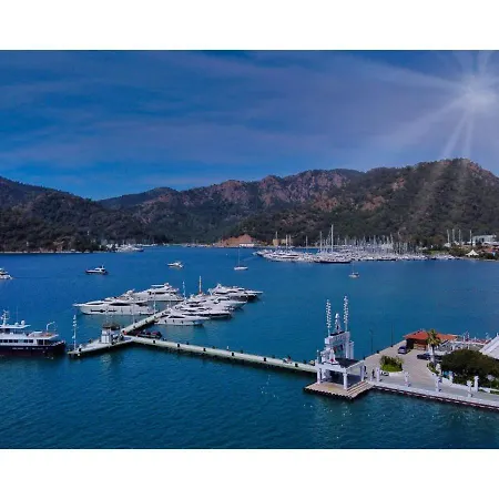 Only Blue Rhapsody Apartahotel 4*